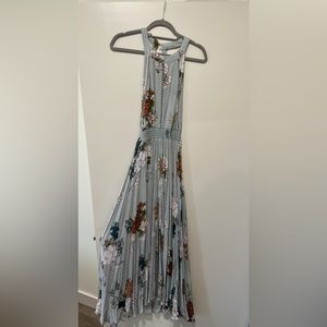 flowy womens dress, size medium, open back. blue flowers